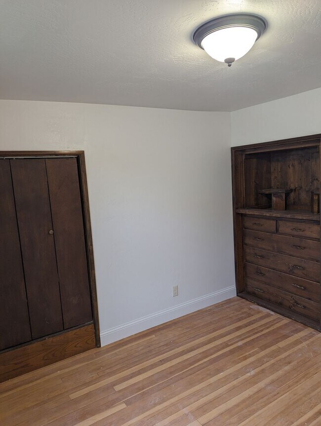 Building Photo - $1800 - 2 Bedroom, 1 Bath House - Garage a...