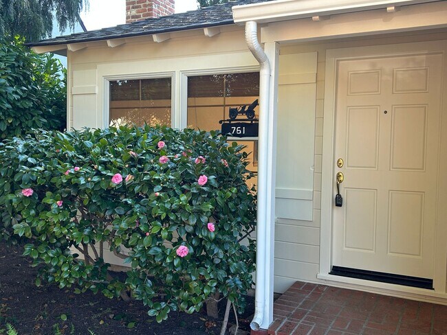 Foto del edificio - Charming Home For Rent -761 Nash Ave, Menlo Park- Great neighborhood!