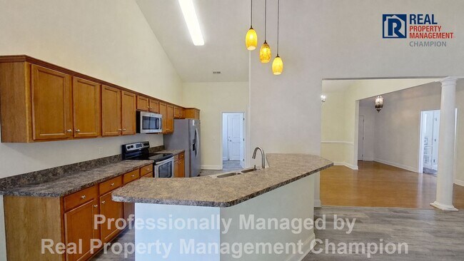 Foto del edificio - 3BD/2BA home w/vaulted ceilings, fireplace, 2-car garage, deck and fenced backyard