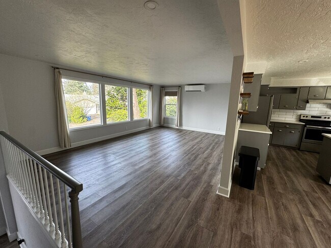 Foto del edificio - Spacious 3 Bedroom Home in South Eugene – Churchill Area