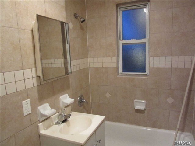 Foto del edificio - 109-35-109202 202nd St