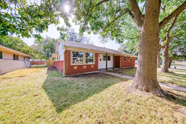 Building Photo - 8415 Bronson St