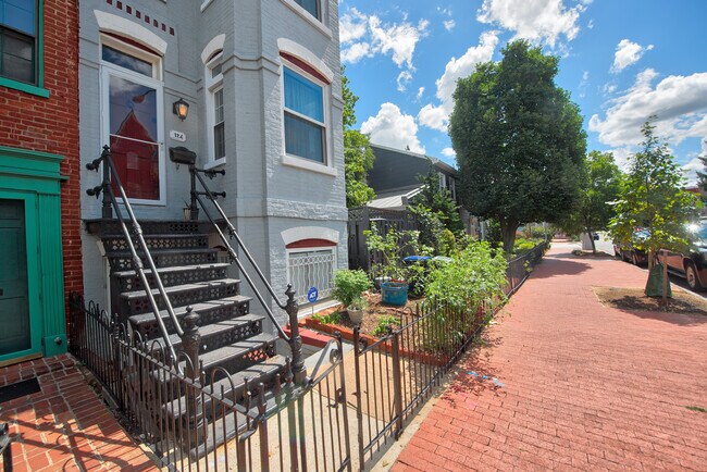 Building Photo - 124 6th St SE