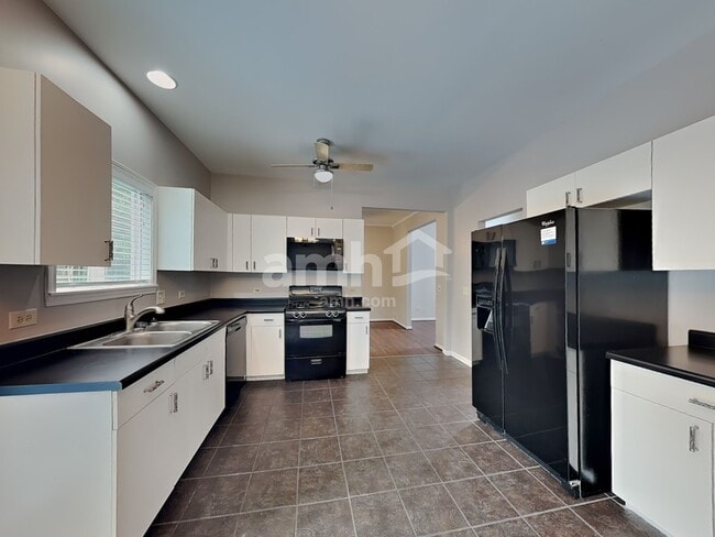 Building Photo - 8601 Sycamore Ct