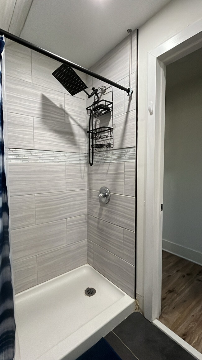 Shower - 10 Rowe St