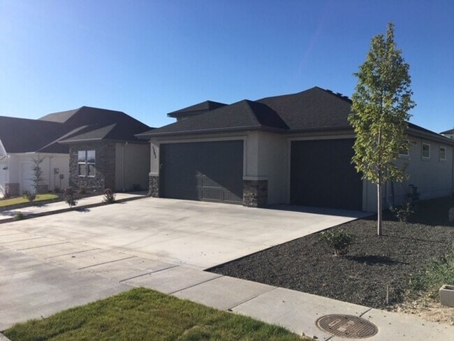 Foto del edificio - Coming Soon! Newer Custom built home with ...