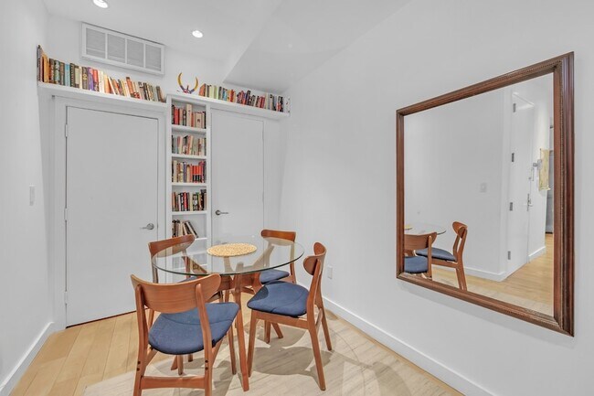 Building Photo - 140 Scholes St