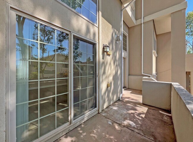 Building Photo - 3 bedroom 2.5 bath townhome with multiple ...