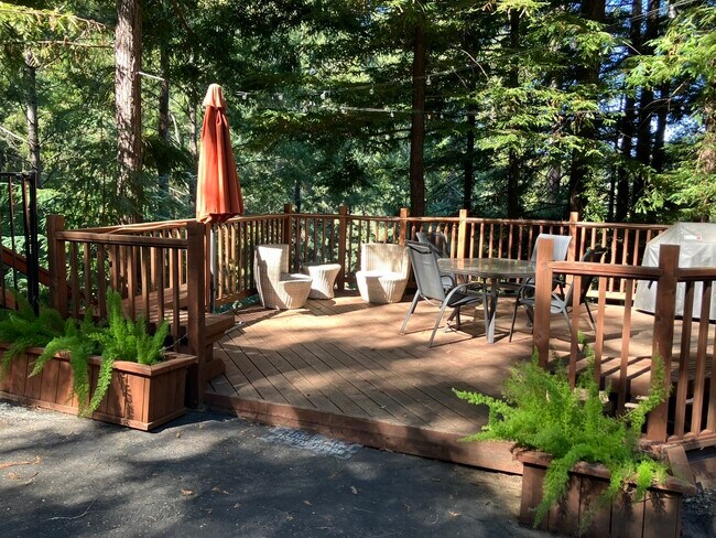 Shared deck - 729 Glenwood Cutoff