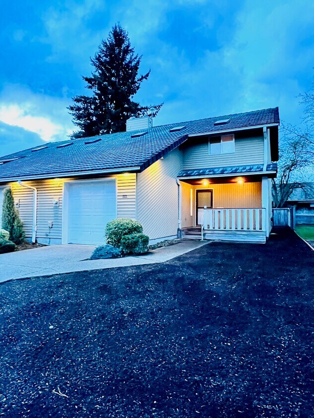 1111 Thompson St, Sumner, WA 98390 Townhouse for Rent in Sumner, WA