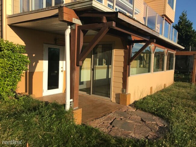 Building Photo - 2 br, 1 bath House - 5201 37th ave SW