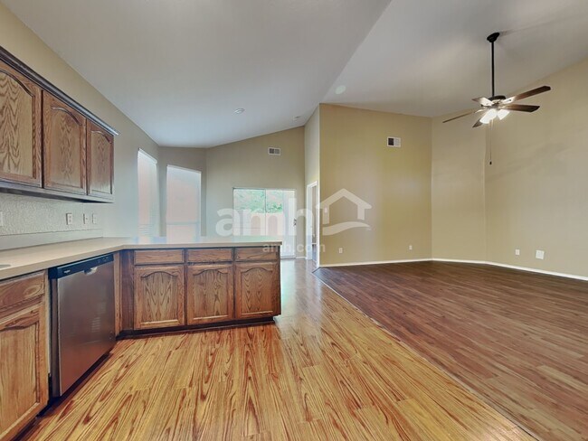 Foto del edificio - 9904 Henna Ln