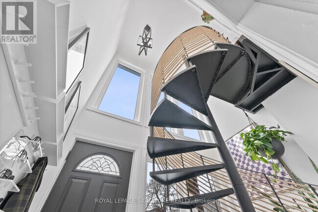 Building Photo - 28 Minto St