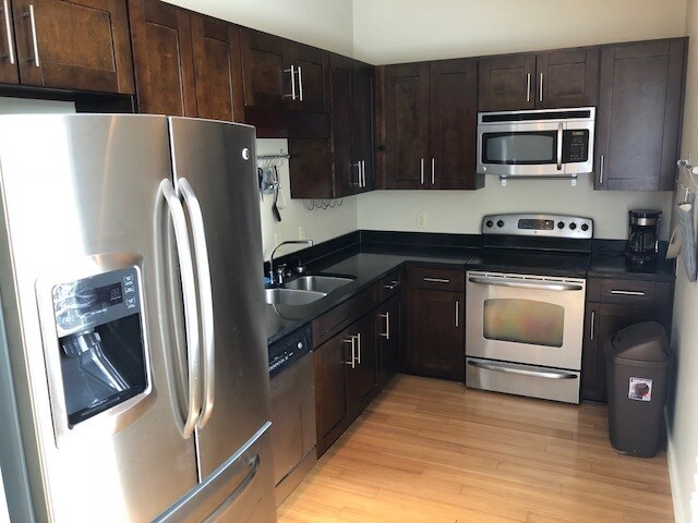 Foto del edificio - 1 Bedroom, 1 Bathroom Condo w/ Secure Parking Garage - Walk to Vandy, Belmont & Hillsboro Village