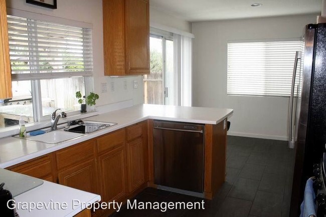 Building Photo - 26658 Silver Oaks Dr