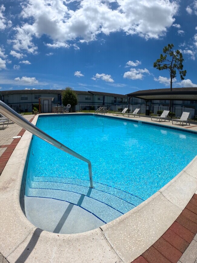 Piscina reluciente - Serenity Lake Apartments