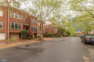 Building Photo - 1516 N Colonial Terrace