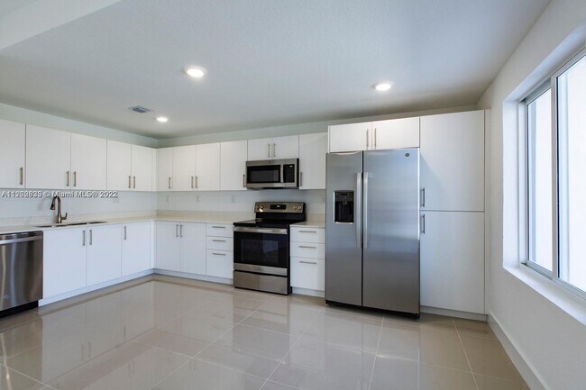 Building Photo - 25810 SW 144th Ave