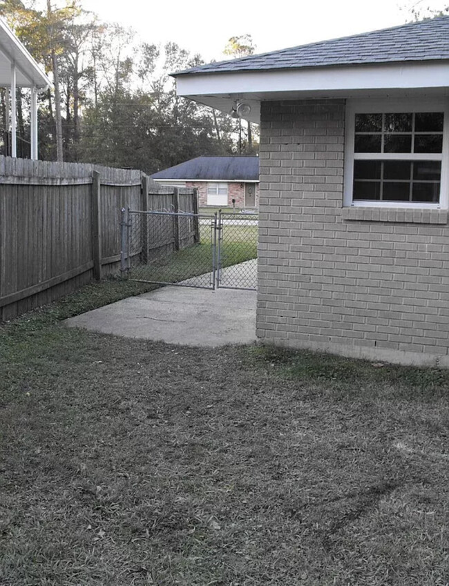 Building Photo - 2181 Park Dr