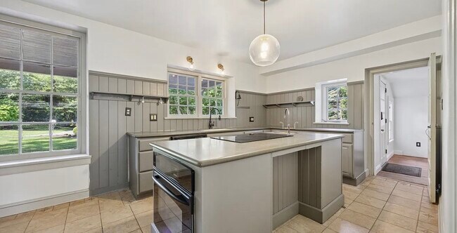 Building Photo - 547 Concord Rd