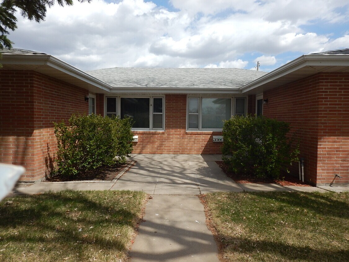 609 Spruce St, North Platte, NE 69101 Townhome Rentals in North