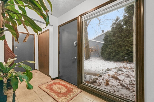 Puerta de garaje/Armario de abrigos/Puerta de entrada - 1098 Big Valley Dr