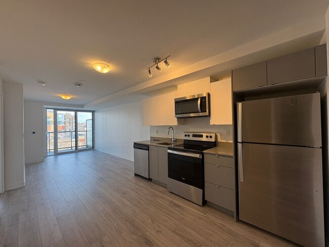 Photo du bâtiment - BURLINGTON – 2 BEDROOM + DEN – 2 BATHROOM – CONDO – $2,699 – ONLY