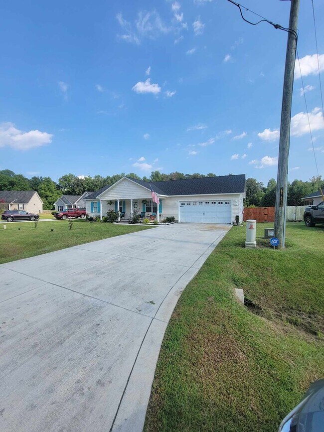 Building Photo - 3 Bed, 2 Bath Home In Woodbury Farm!