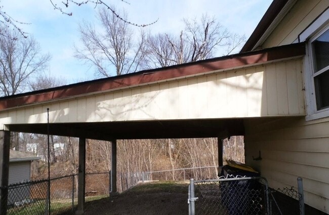 Building Photo - 628 N Kansas St