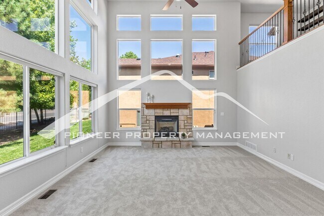 Building Photo - Low-Maintenance Living in Desirable West Side Neighborhood 5 bd, 2 car garage and AC