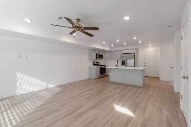 Building Photo - Beautiful Interior Townhouse - 3BD 3BA 2GA