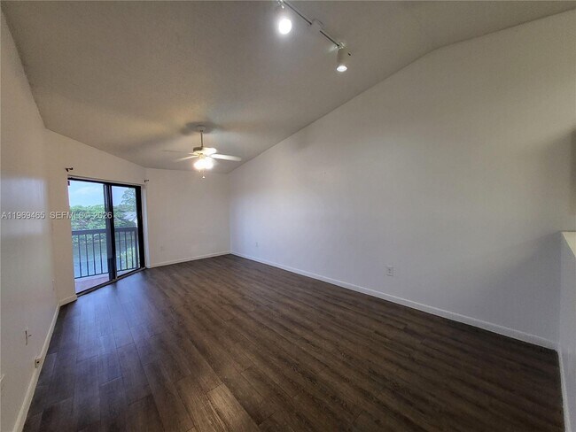 Foto del edificio - 9921 Nob Hill Ln