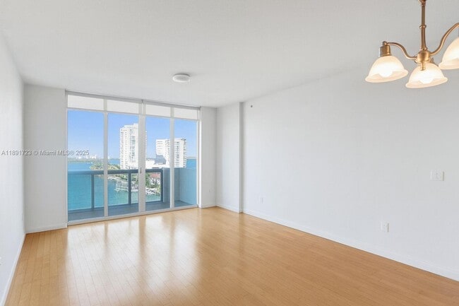 Foto del edificio - 7900 Harbor Island Dr