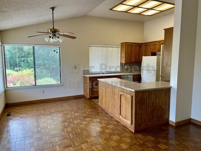 Foto del edificio - Spacious 4 Bed/2 Bath /1,970 square foot h...