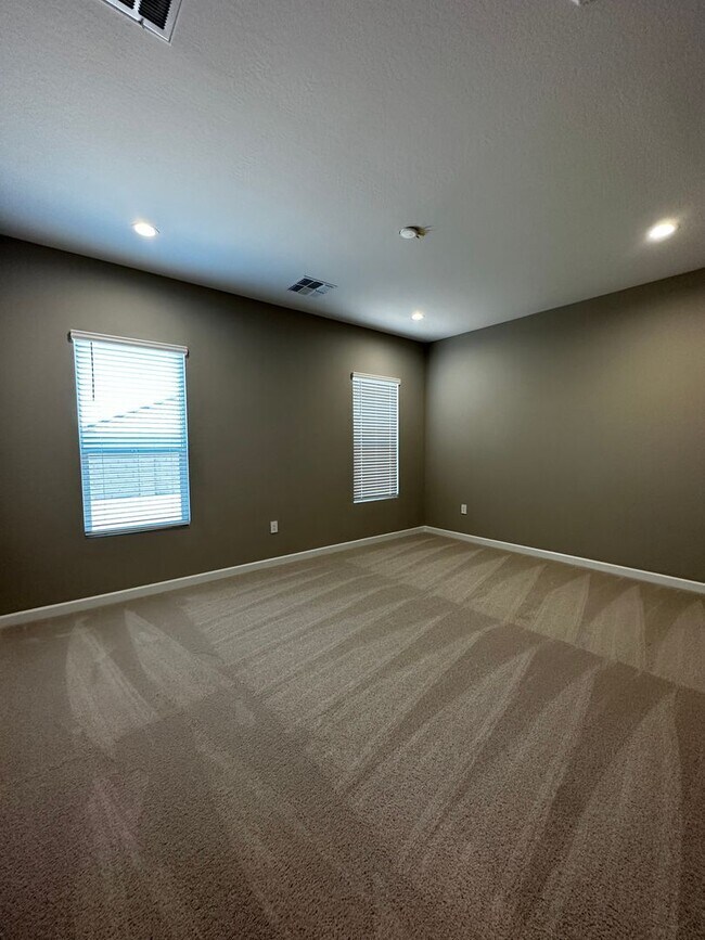 Foto del edificio - LIKE NEW SINGLE LEVEL 4 BEDROOM HOME IN PEORIA