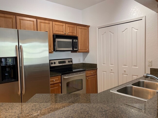 Building Photo - ANNUAL RENTAL - POSITANO PLACE 1 BED 1 BAT...