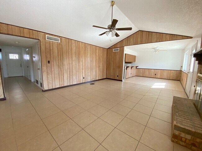 Foto del edificio - Northeast El Paso 3 Bed Refrig A/C