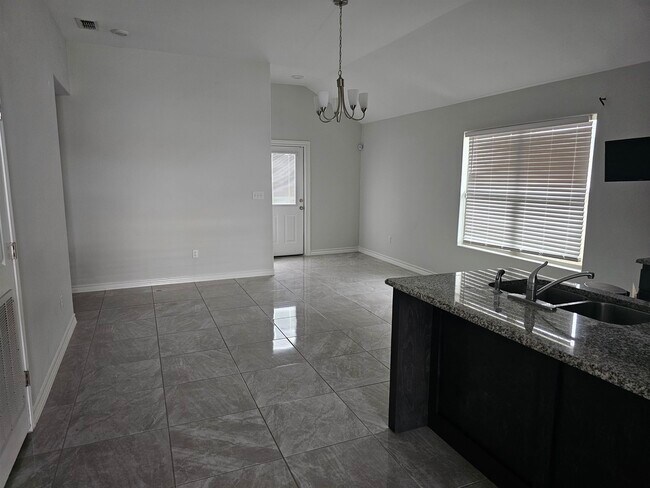 Foto del edificio - 5412 Capilla St