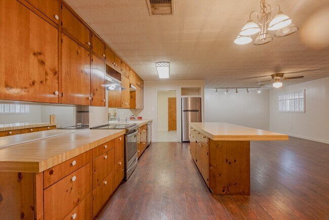 Building Photo - 1317 Westbrook Ave