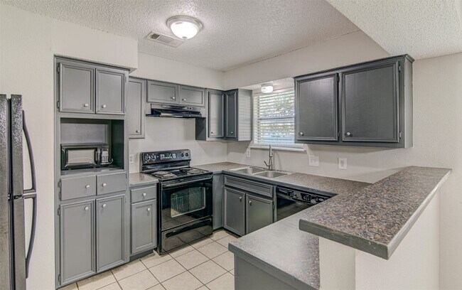 Building Photo - 402 Creek Cove