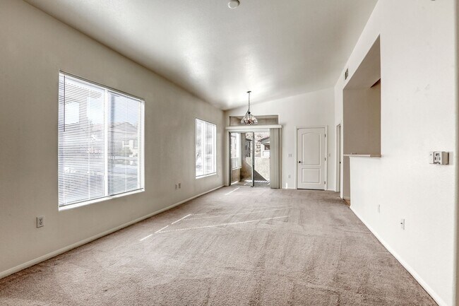 Foto del edificio - 2 Primary Bedroom Condo with a Mountain Vi...