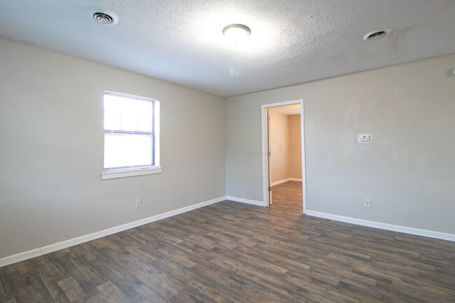 Building Photo - 404 -09 Thompsonville Lane