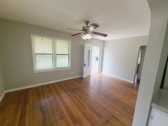 Foto del edificio - Three Bedroom One Bathroom Cottage in Palmetto Park, St. Petersburg
