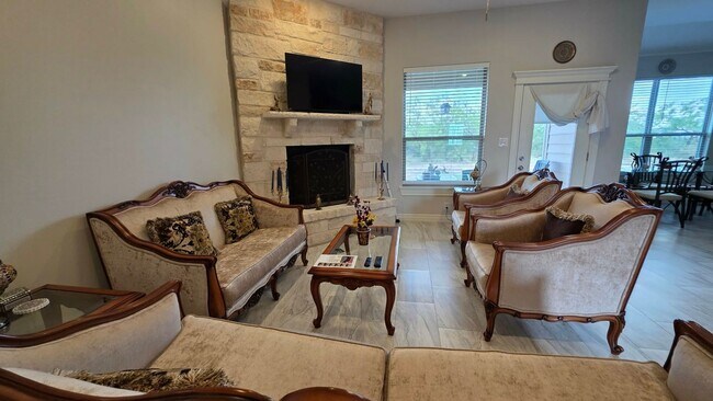 Foto del edificio - Charming 4 bedroom, 2 bath home COMING SOON!