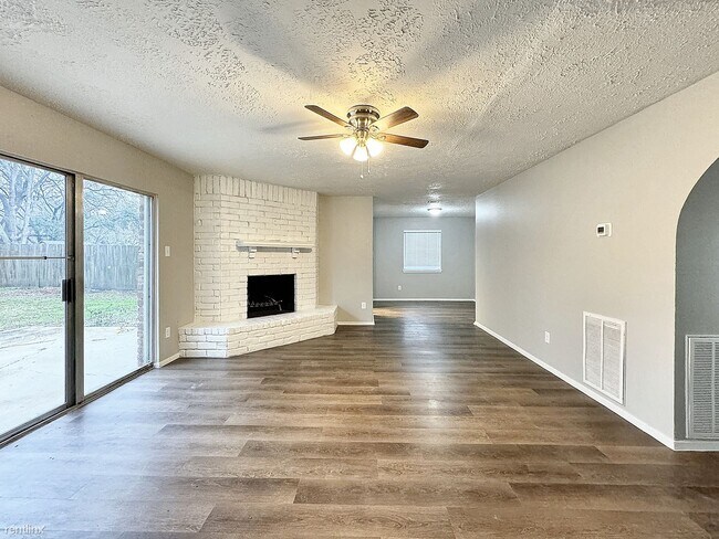 Foto del edificio - 3 br, 2 bath House - 11823 Bee Ln