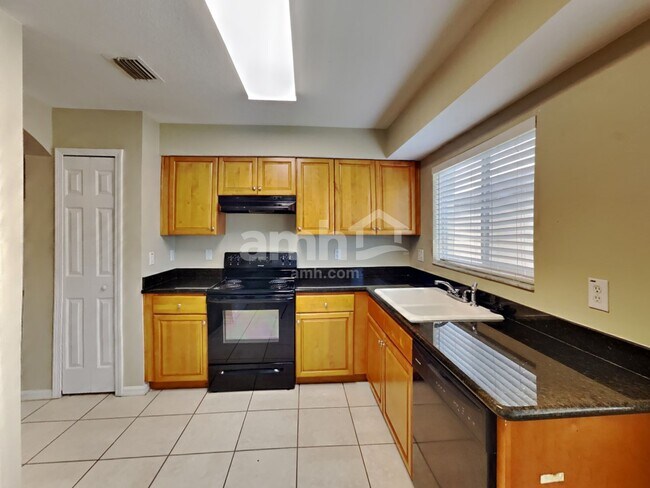 Building Photo - 30852 Midtown Ct