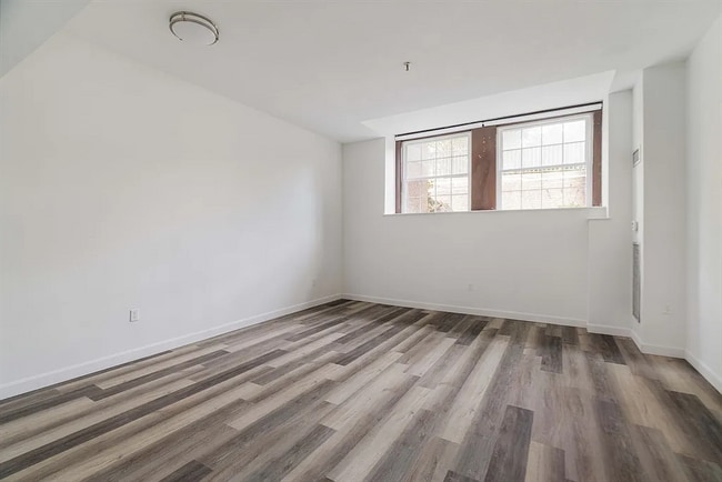 Photo - 76 Elm St Apartment