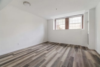 Building Photo - 76 Elm St