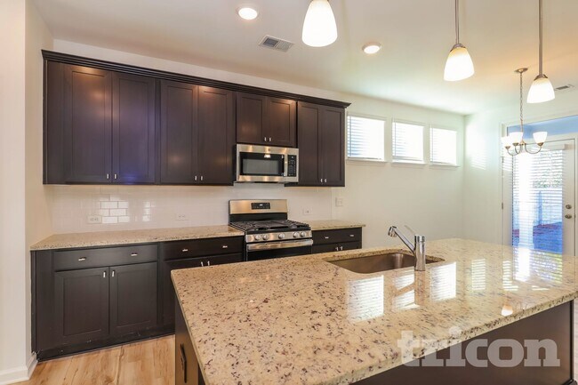 Building Photo - 425 Freeport Wy