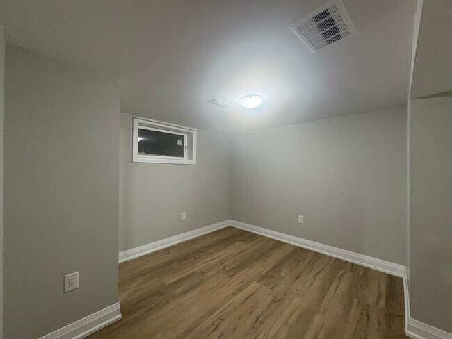 Building Photo - 3 Bed Basement in Hamilton